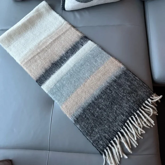 J Crew Chunky Wool Scarf - Picture 3 of 5